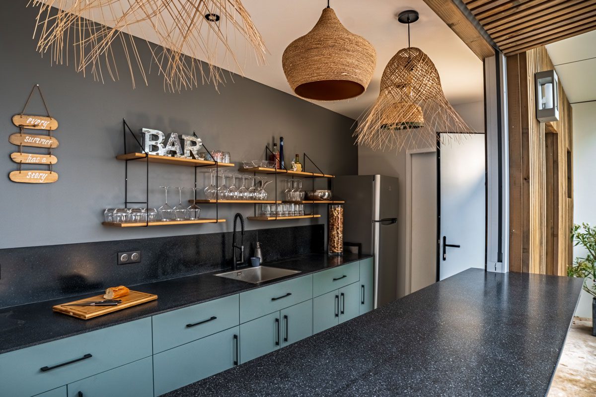 Bar d'été - design original -opti- logis - plan de travail -aménagement cuisine - bardage bois vertical